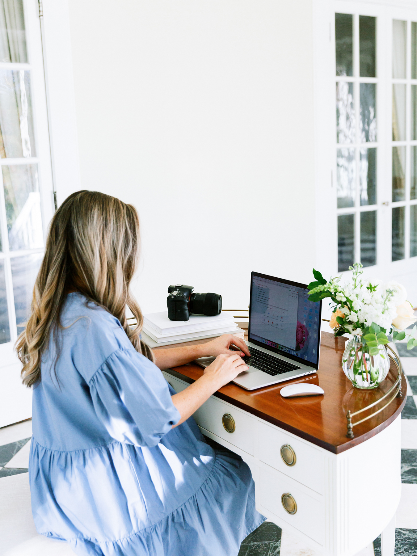 person blogging